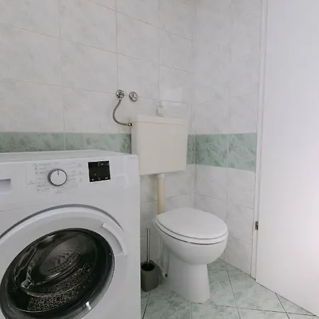 Cozy 2 Bedroom Close To Center * Split